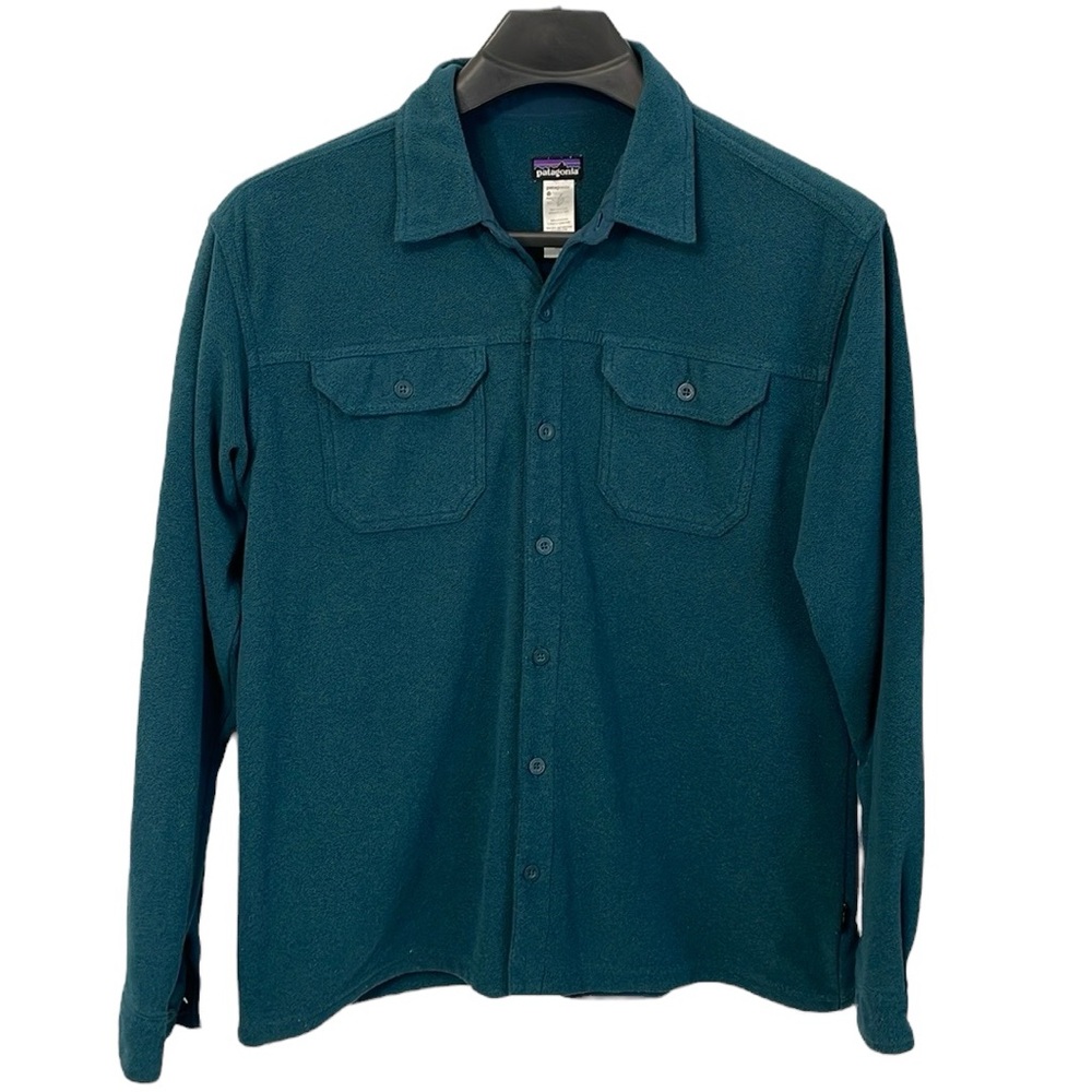 Patagonia men's Size Large teal blue long sleeve button up shirt with pockets.